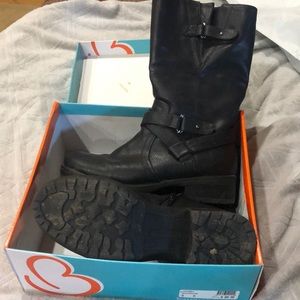 Bare traps women’s boot